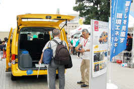 ２台展示したＬＰガス自動車の１つ、「NV200 TAXI」